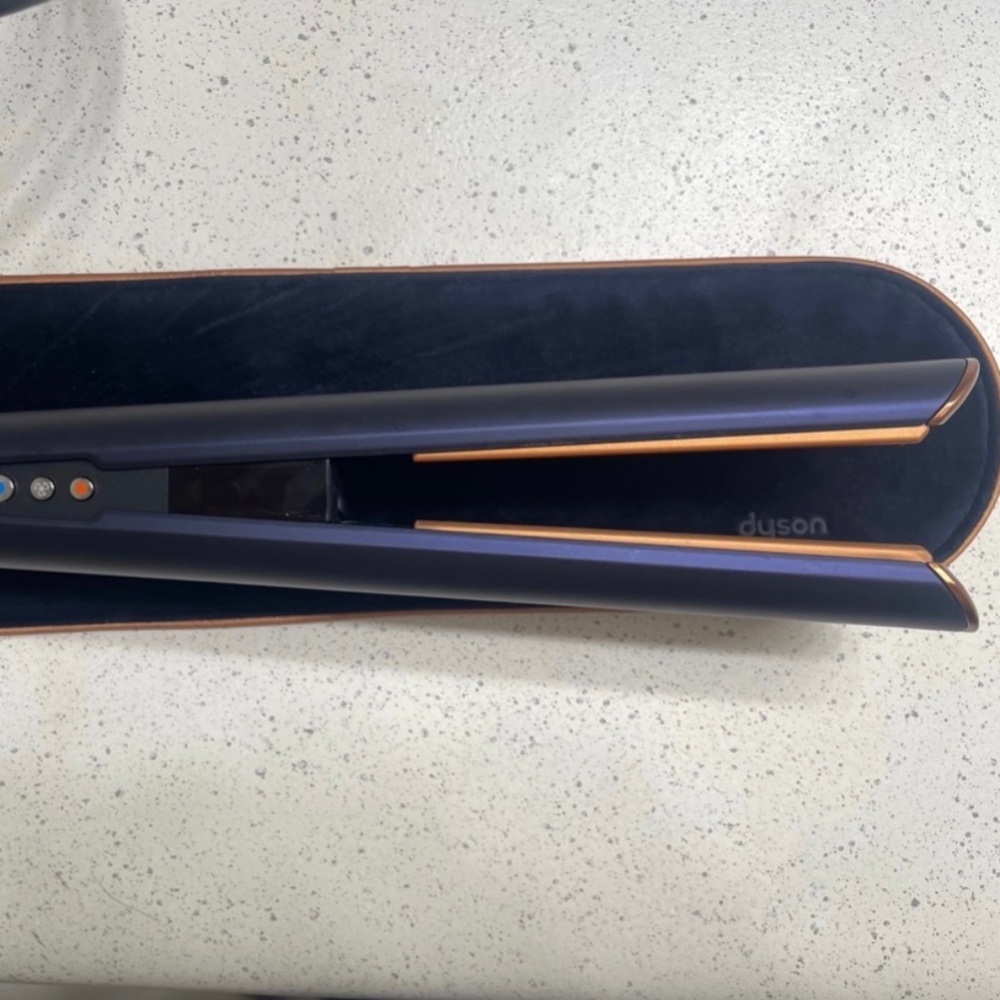 Dyson Airstrait